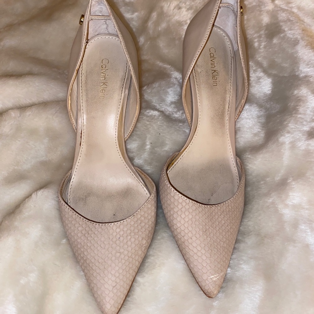 Tan/cream Calvin Klein snakeskin pumps